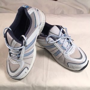 Women’s OrthoFeet sports shoes. Size 6. White